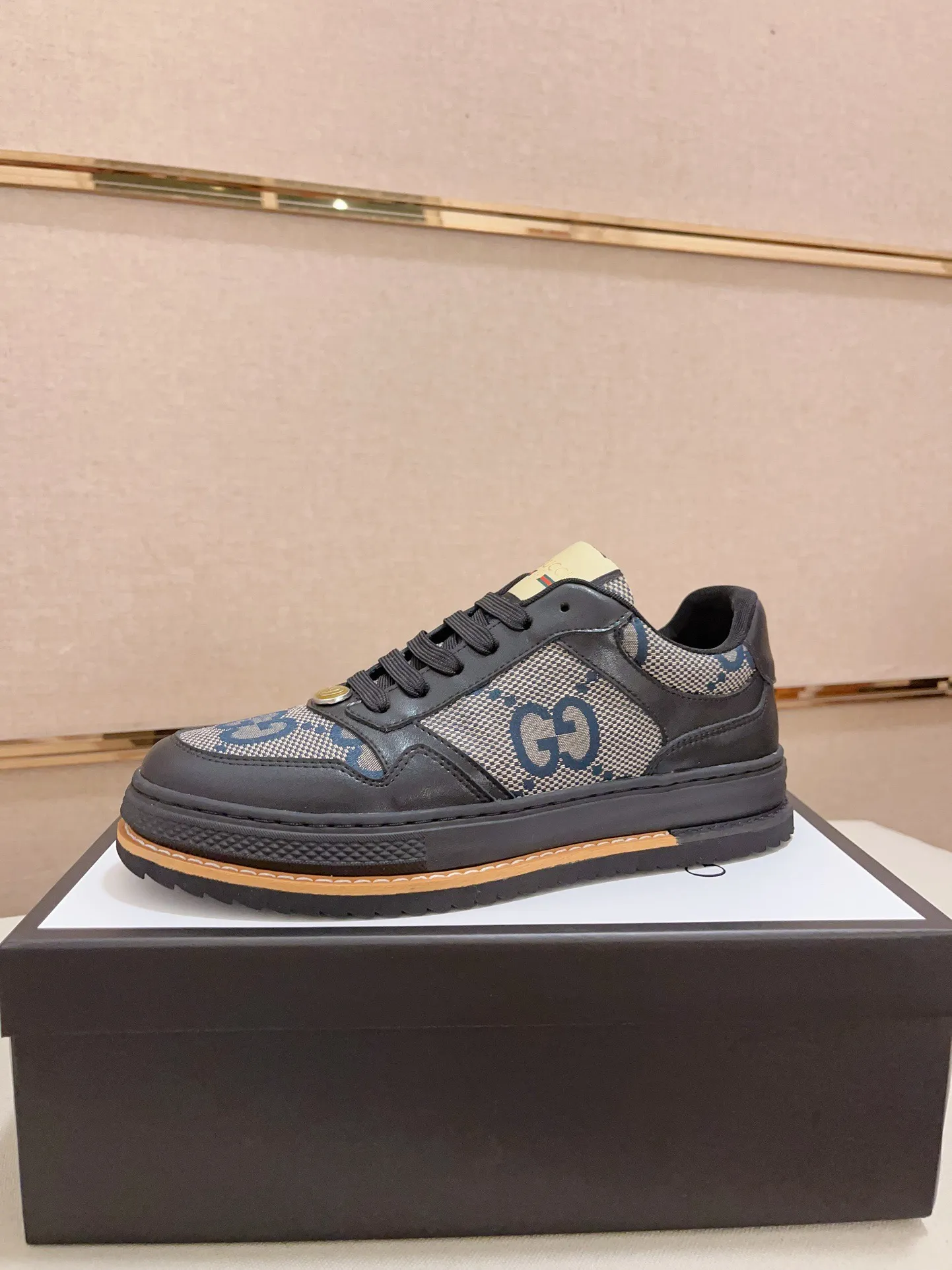 Men's shoes💰 420💰【gucci】Gucci men's latest series of casual shoes! The official website is built 1:1. The upper is made of imported high-quality cowhide, and the lining is made of high-quality sheepskin, which is soft and comfortable. Picky selection of materials and exquisite workmanship give you the best enjoyment. Number of yards: 38-44 yards. (Can be customized for 45 non-refundable)